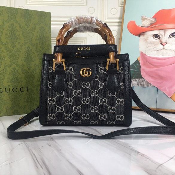 G*u*i shopping bags